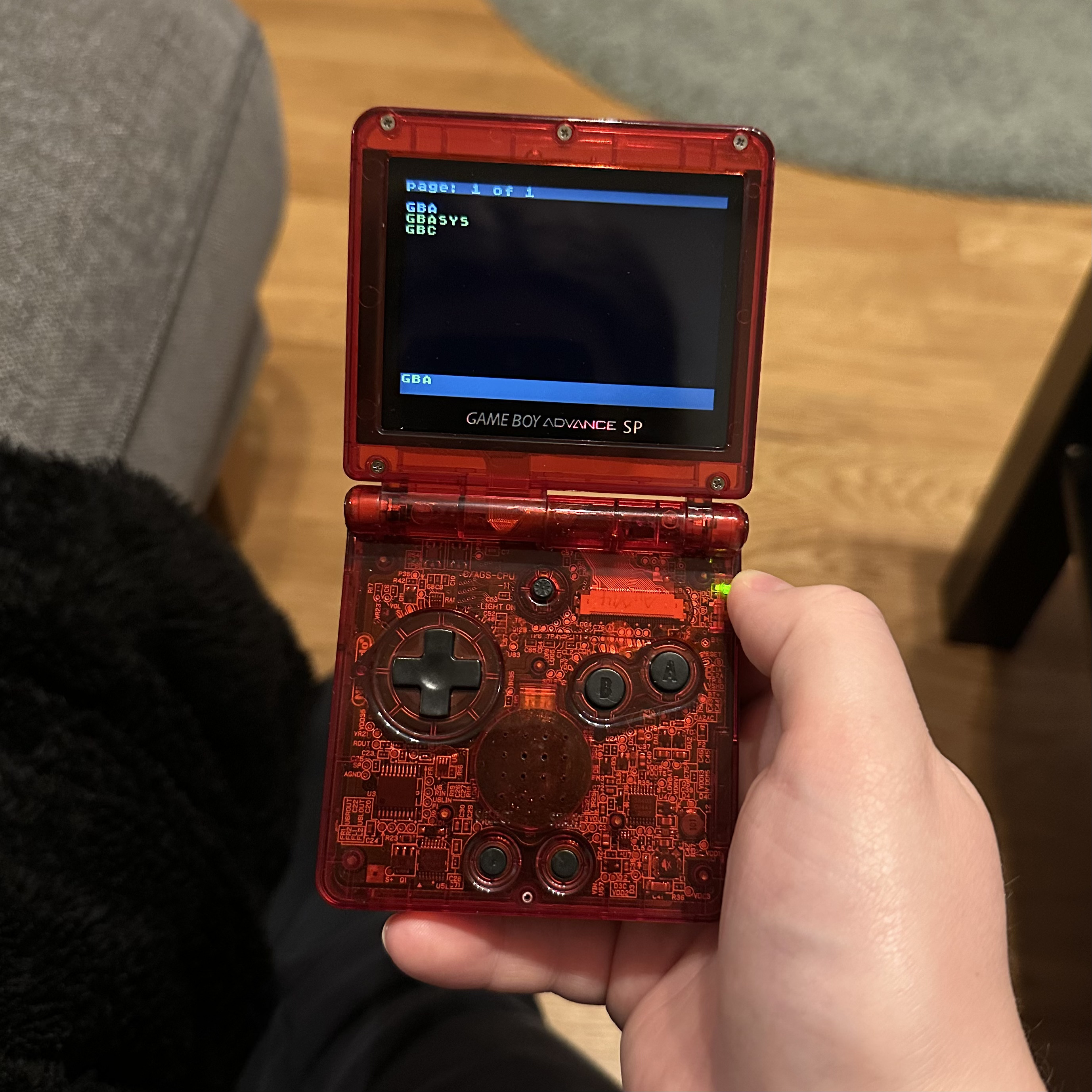 Et bilde av en gjennomsiktig rød Game Boy Advance SP