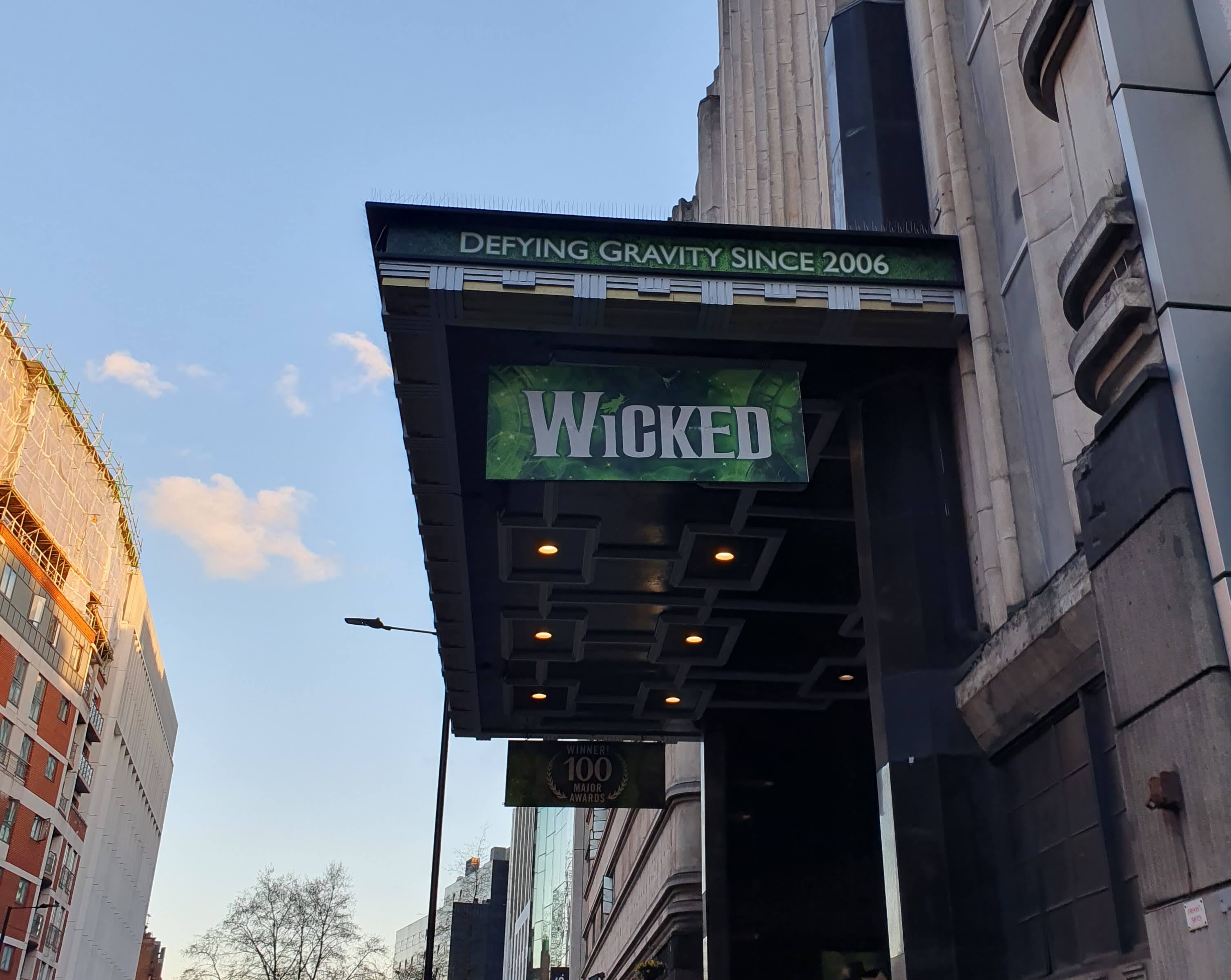 Plakat utenfor Wicked-teateret i London